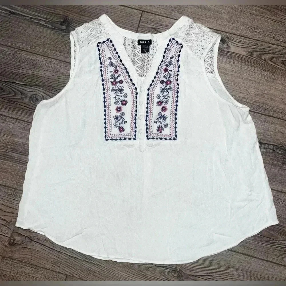 Torrid size 3 embroidered tank top